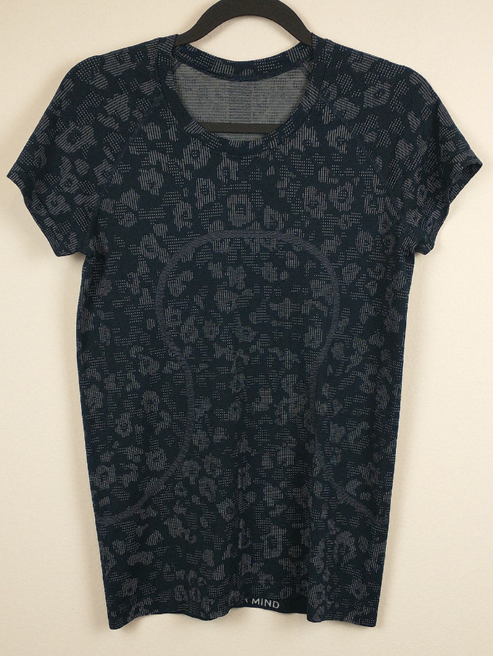 Lululemon Swiftly Tech Short Sleeve Shirt Womens 10 Navy Blue Leopard